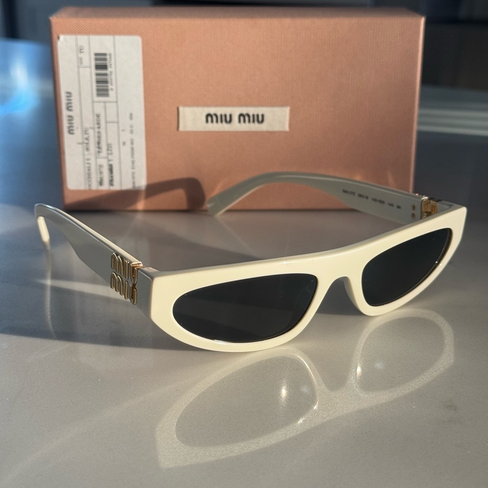 🔴SOLD🔴 Miu Miu White Logo Sunglasses 🤍